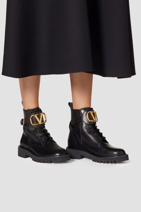 ботинки  модель vlogo signature от бренда valentino вид слева