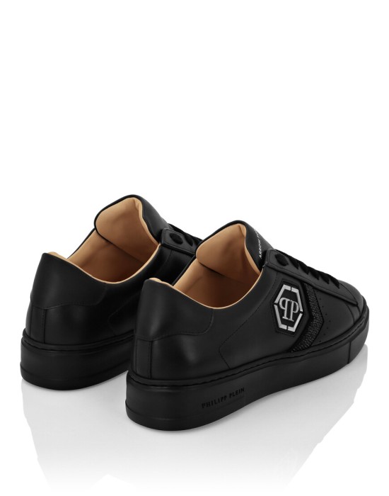 Товар черного цвета с внутренней стороны