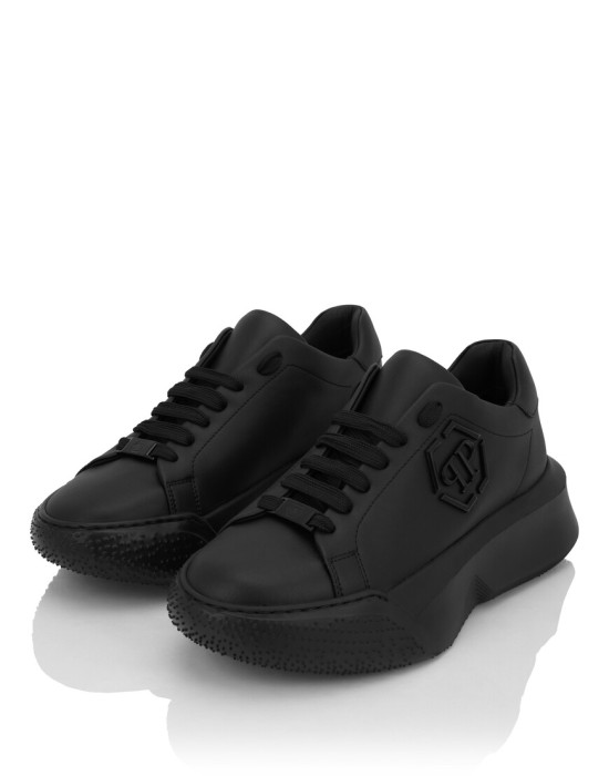 Товар черного цвета с внутренней стороны