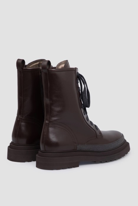 Товар коричневого цвета с внутренней стороны