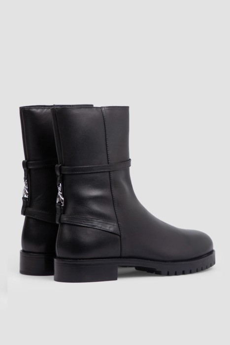 Товар черного цвета с внутренней стороны