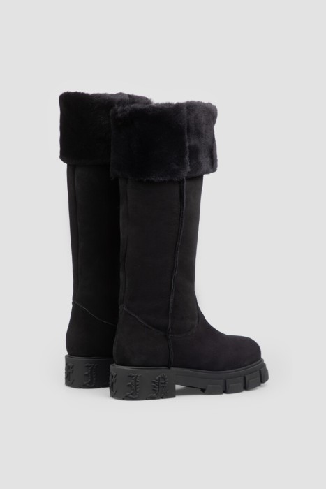 Товар черного цвета с внутренней стороны