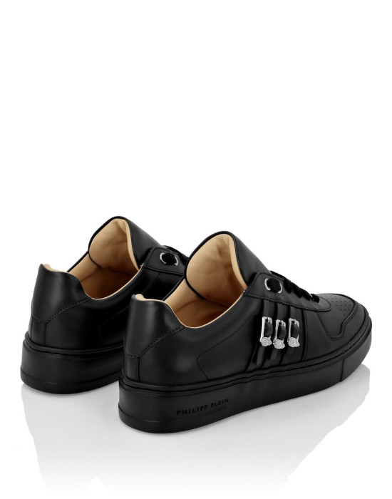 Товар черного цвета с внутренней стороны