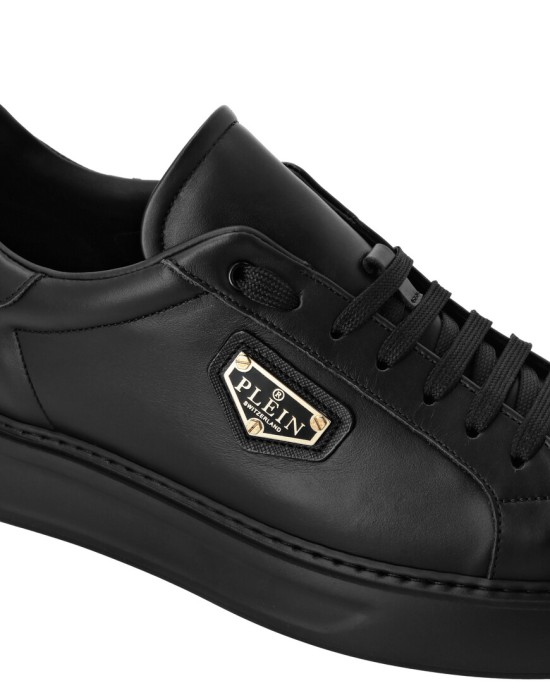 Товар черного цвета с внутренней стороны