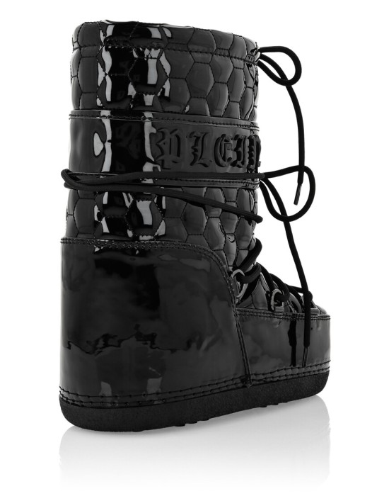 Товар черного цвета с внутренней стороны