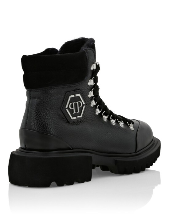 Товар черного цвета с внутренней стороны