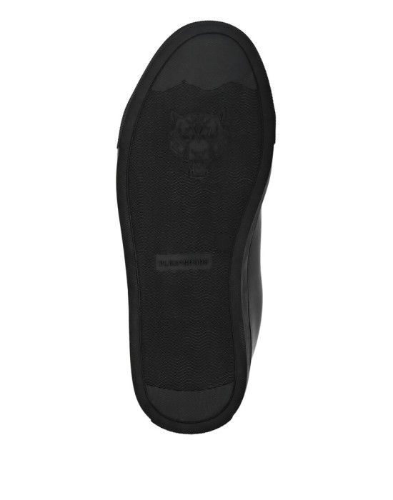 Товар черного цвета с внутренней стороны