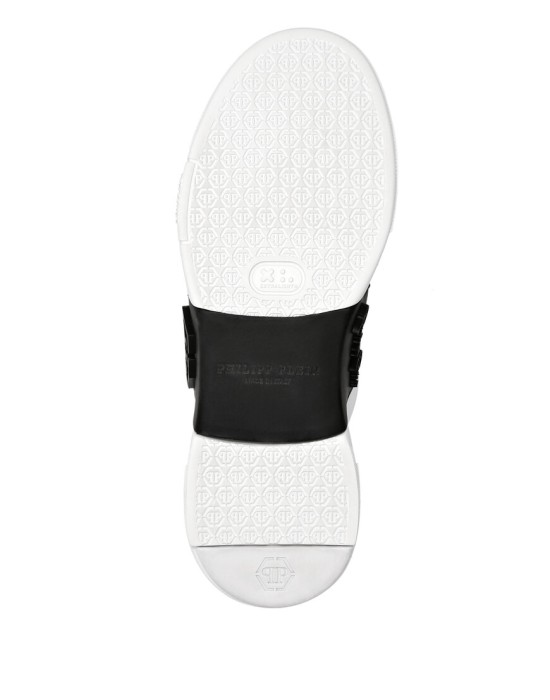 Товар черного цвета с внутренней стороны