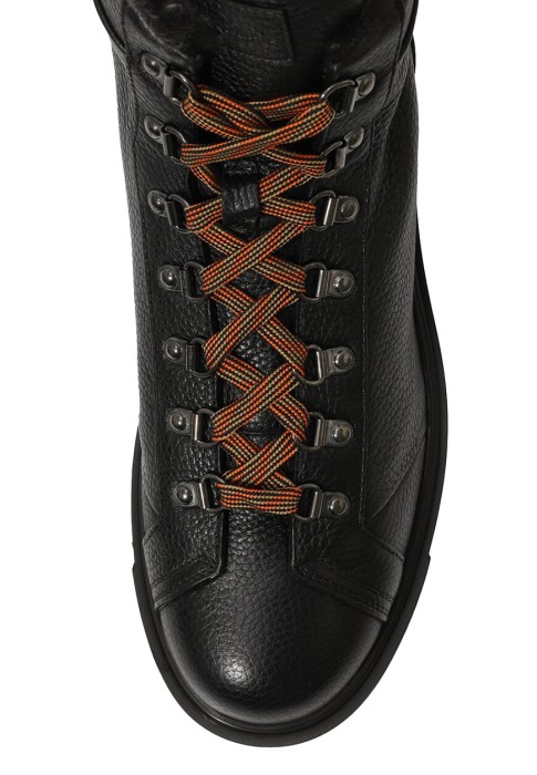 Товар черного цвета с внутренней стороны