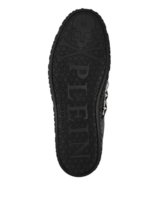 Товар черного цвета с внутренней стороны