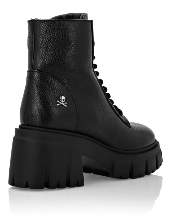 Товар черного цвета с внутренней стороны