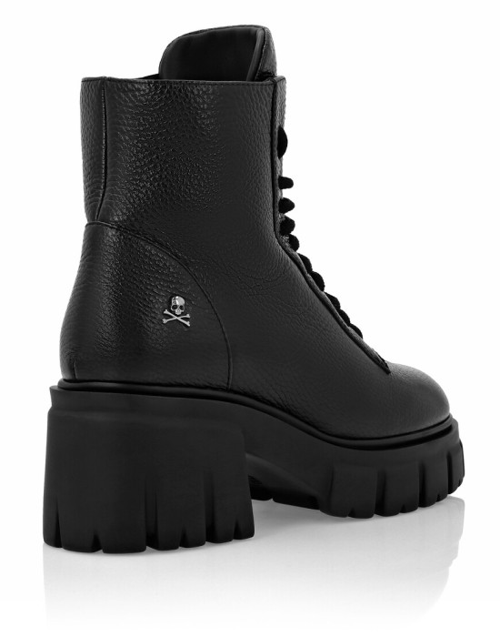 Товар черного цвета с внутренней стороны