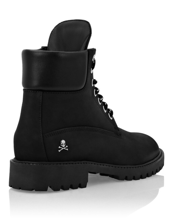 Товар черного цвета с внутренней стороны