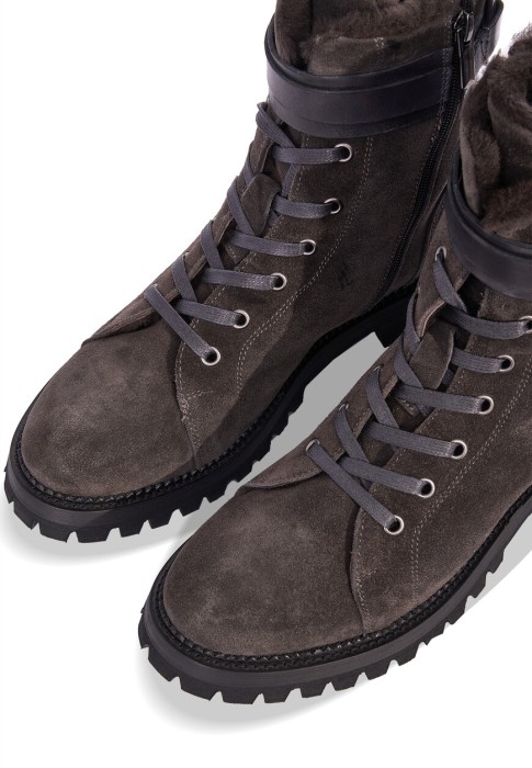 Товар серого цвета с внутренней стороны