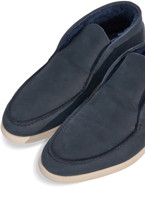 Товар синего цвета с внутренней стороны