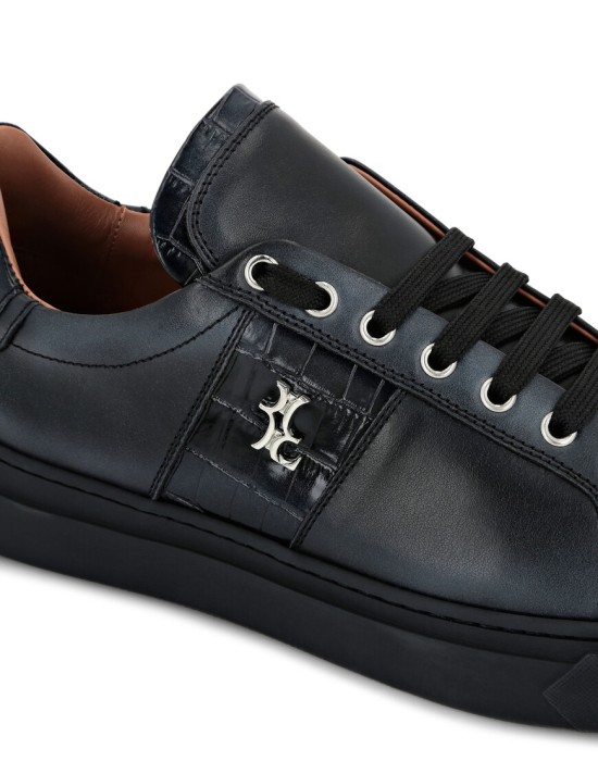 Товар черного цвета с внутренней стороны