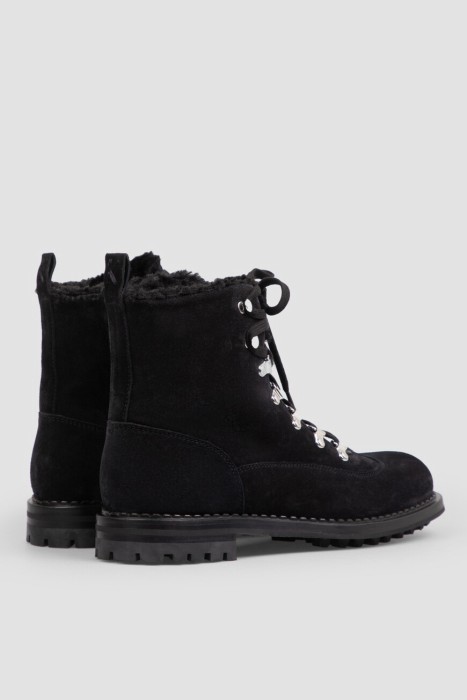 Товар черного цвета с внутренней стороны