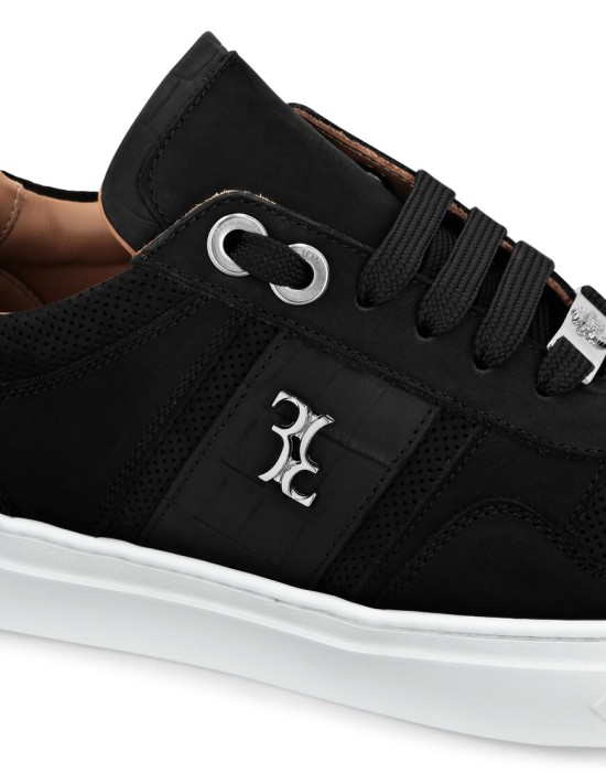 Товар черного цвета с внутренней стороны