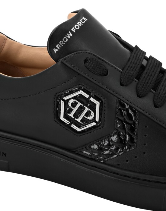 Товар черного цвета с внутренней стороны