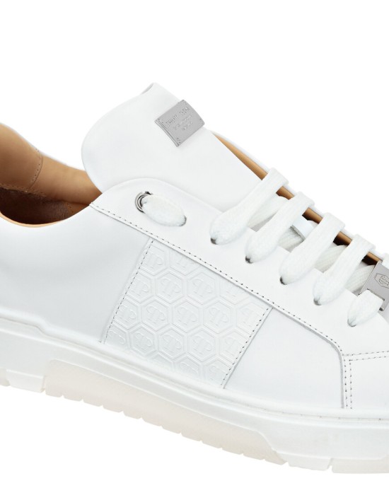 Товар белого цвета с внутренней стороны