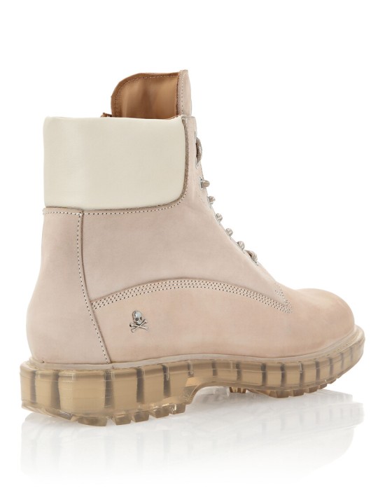 Товар бежевого цвета с внутренней стороны