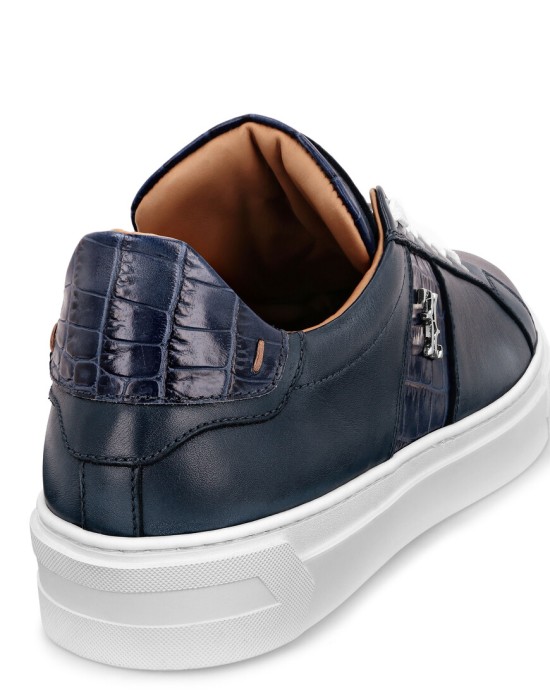 Товар синего цвета с внутренней стороны