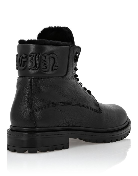 Товар черного цвета с внутренней стороны