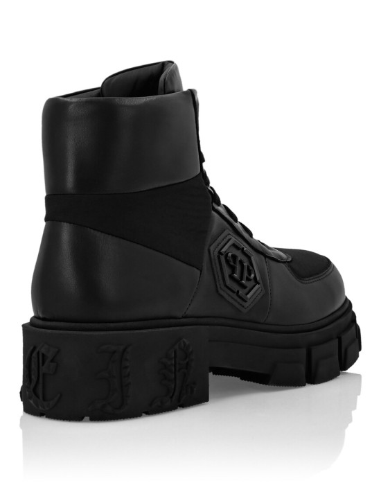 Товар черного цвета с внутренней стороны