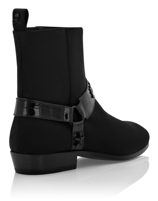 Товар черного цвета с внутренней стороны