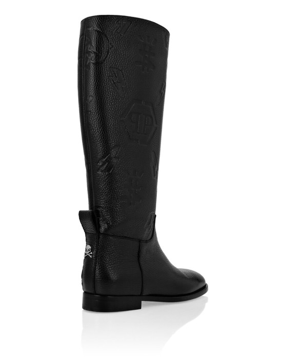 Товар черного цвета с внутренней стороны