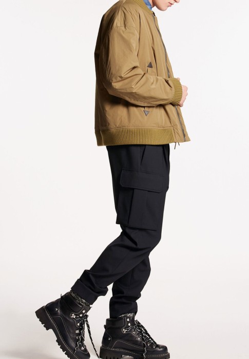 Товар черного цвета с внутренней стороны