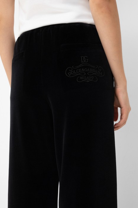 Товар черного цвета с внутренней стороны