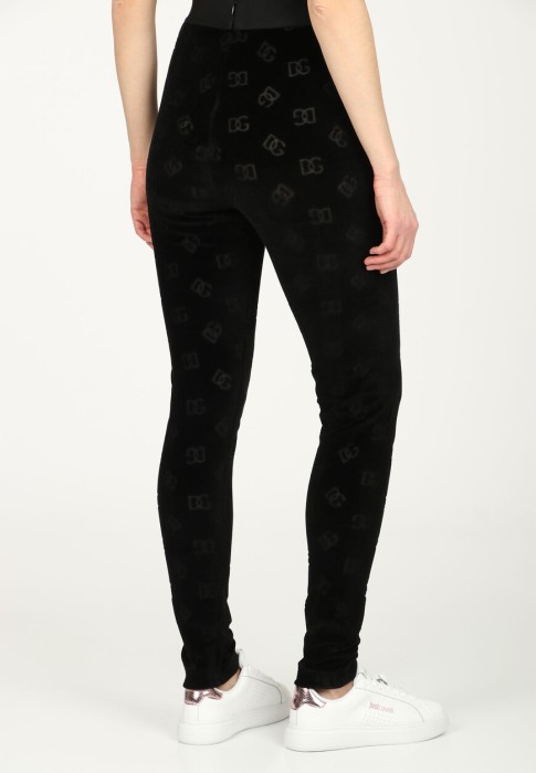 Товар черного цвета с внутренней стороны