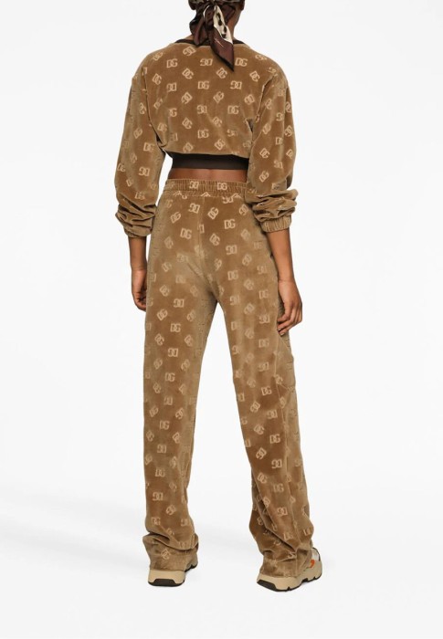 Товар коричневого цвета с внутренней стороны