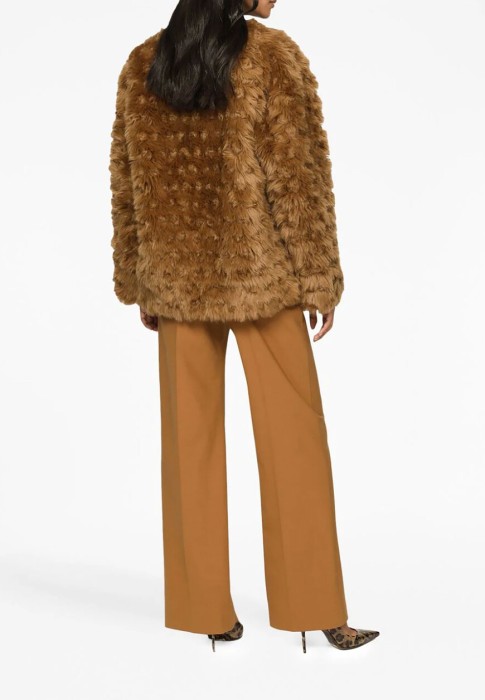 Товар бежевого цвета с внутренней стороны