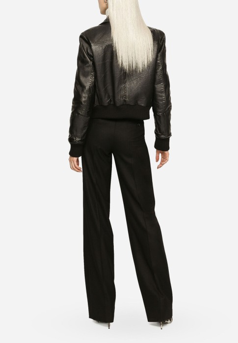 Товар черного цвета с внутренней стороны