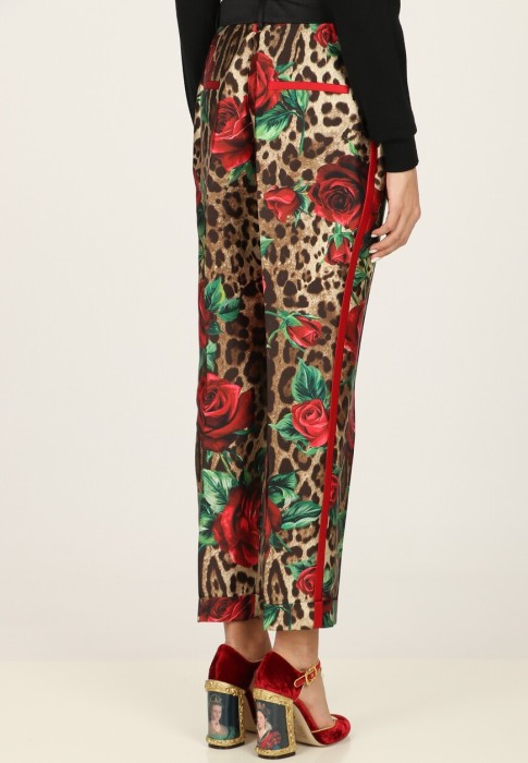 Товар коричневого цвета с внутренней стороны