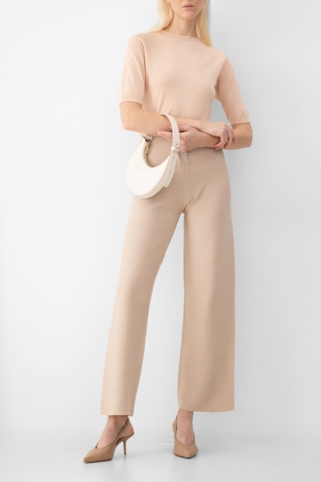 Товар бежевого цвета с внутренней стороны