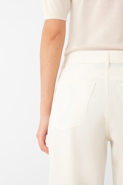 Товар белого цвета с внутренней стороны