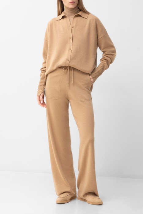 Товар бежевого цвета с внутренней стороны