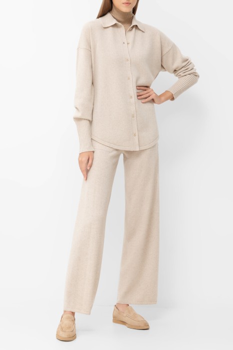 Товар бежевого цвета с внутренней стороны