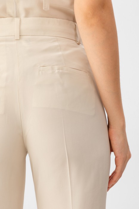 Товар бежевого цвета с внутренней стороны