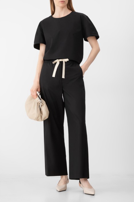 Товар черного цвета с внутренней стороны