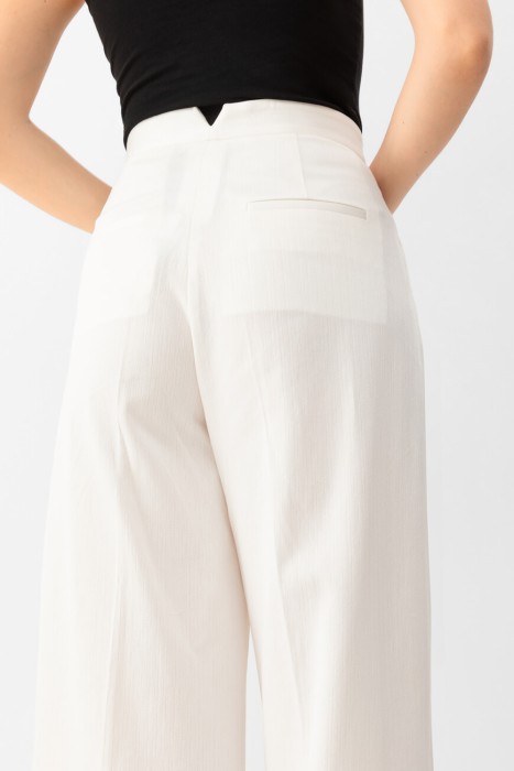 Товар белого цвета с внутренней стороны