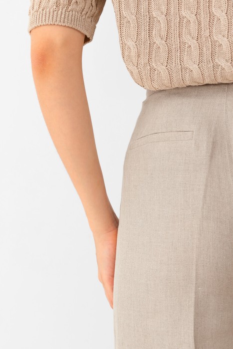 Товар бежевого цвета с внутренней стороны