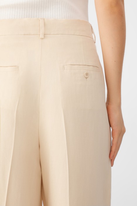 Товар бежевого цвета с внутренней стороны