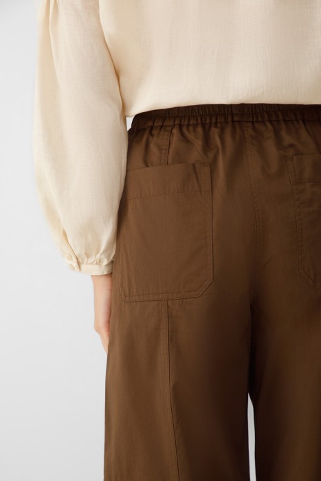 Товар коричневого цвета с внутренней стороны