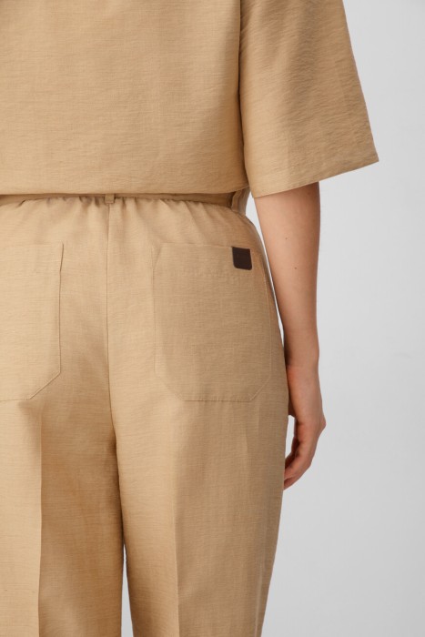 Товар бежевого цвета с внутренней стороны