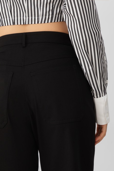 Товар черного цвета с внутренней стороны