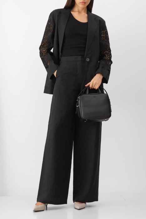 Товар черного цвета с внутренней стороны